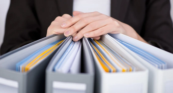 Archivadores con la documentación de entrega de un proyecto